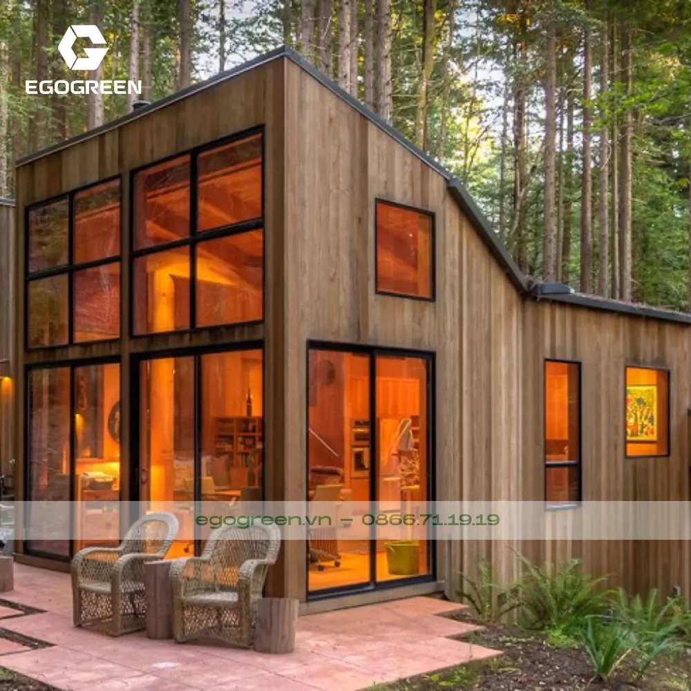 Nên dùng vòi phun nhẹ để tránh làm hỏng hoa và lá non